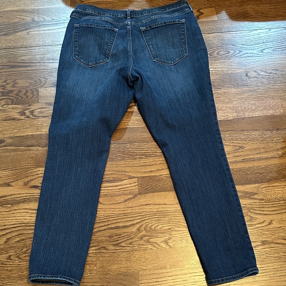 Old Navy Women's Curvy Mid-Rise Jeans in Dark Blue - Picture 4 of 5